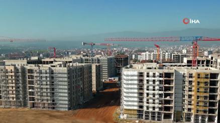 Bakan Kurum, deprem bölgesi klibiyle 1 Mayıs Emek ve Dayanışma Gününü kutladı