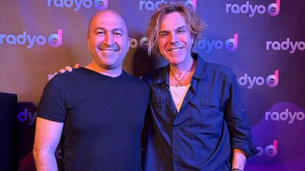 Soner Arıca: Gençler şarkılarımı benimle beraber söylüyor