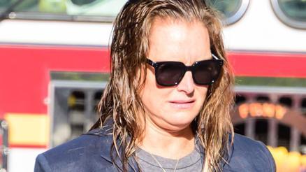 Eşsiz güzelliği kalbinde iyileşmeyen yara... Daha sevgilim bile yoktu... Benden büyük rol arkadaşımı dudağından öpmek zorunda kaldım