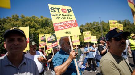 Almanya’da taksi şoförlerinden Uber ve Bolt protestosu