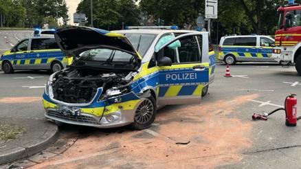 Polis aracıyla otomobil çarpıştı: 7 yaralı