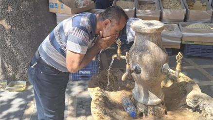 Hissedilen sıcaklık 50 dereceye çıktı Vatandaş çeşme başından ayrılamıyor