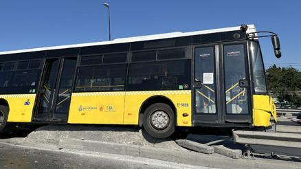 Fatihte İETT otobüsü çelik bariyerlerde asılı kaldı