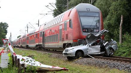 Trenin çarptığı araçta iki kişi öldü