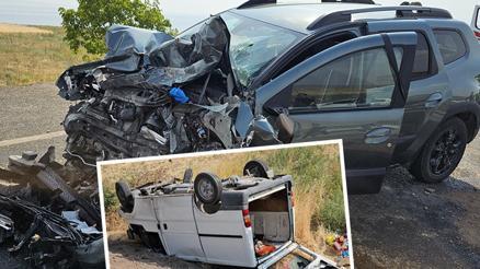 Minibüsle otomobil çarpıştı: 11 kişi yaralandı