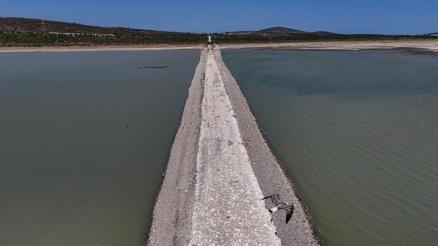 Barajda su seviyesi yüzde 3e düştü, yıllardır kullanılmayan kara yolu ortaya çıktı: Yürüyerek karşıya geçilebiliyor