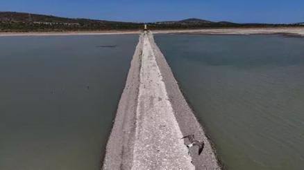 Barajda su seviyesi düşünce eski İzmir-Çeşme kara yolu ortaya çıktı