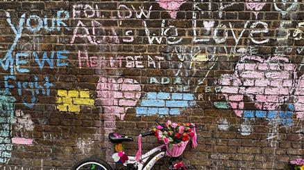 Londra’da otobüsün çarpmasıyla hayatını kaybeden 9 yaşındaki Ada Bıçakçı için anma: ‘Ada için mücadeleye devam edeceğiz