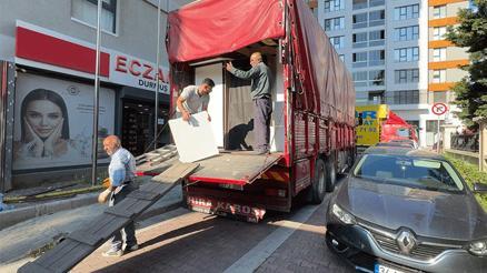Tahliye davasını kaybedince olan oldu... Öğrenci yurdundaki eşyaları kaçırmaya çalıştılar