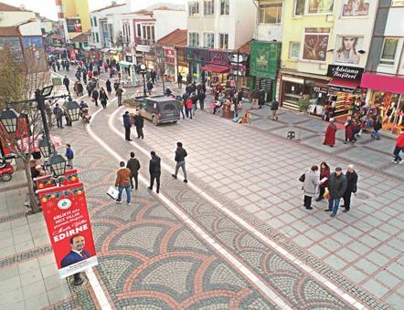 Greek, Bulgarian tourists enjoy shopping spree in Turkey’s Edirne