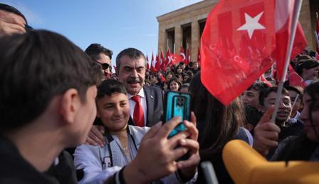 Bakan ve öğrenciler Anıtkabir'de