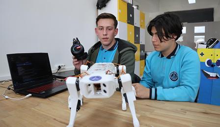 Öğrencilerden görme engellilere ‘robot köpek’