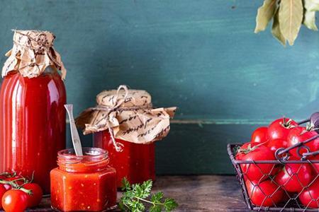 Kış mutfaklarının vazgeçilmezi: Kışlık domates sosu tarifi