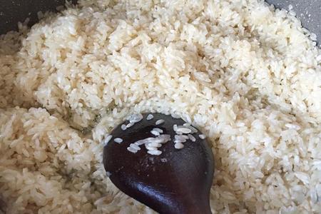 Tane tane ve parlak pirinç pilavının sırrı... İşte aşçıların da kullandığı o yöntem