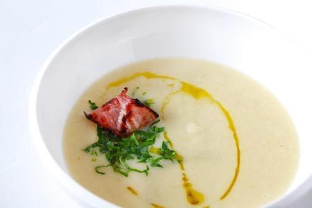 Yemeklerin lezzetini katlayan temel soslardan biri! Veloute (Velüte) sos tariflere farklılık katıyor!