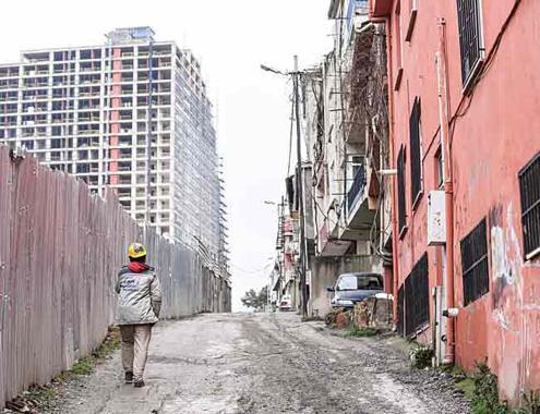 Victims of urban transformation protest construction still unfinished in Istanbul’s Fikirtepe