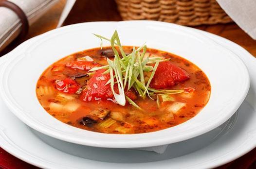 Makarna ve fesleğenli domates çorbası tarifi