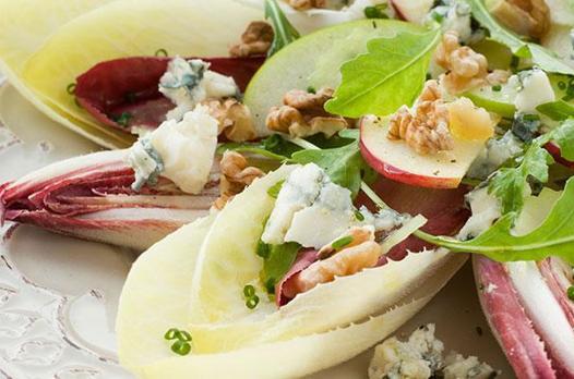 Rokfor, ceviz ve elmalı hindiba salatası tarifi
