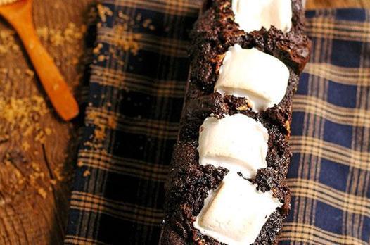 Marshmallow'lu ve bol kakaolu kek tarifi