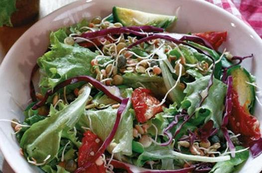 Filizlendirilmiş mercimek salatası tarifi