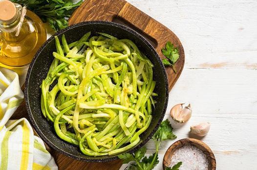 Tütsülenmiş somonlu, çilekli kabak makarnası salatası tarifi