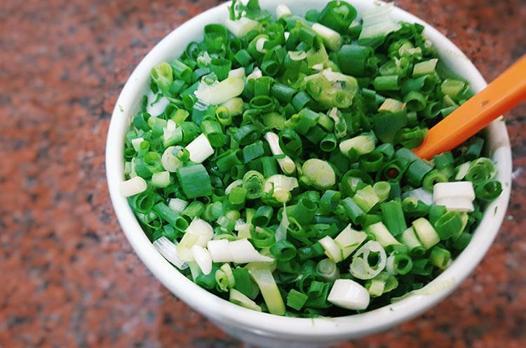 Yeşil soğan salatası tarifi