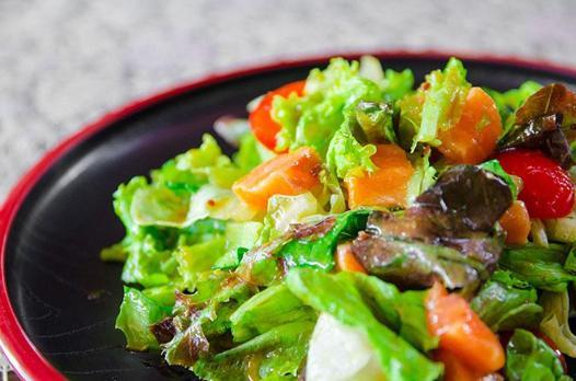 Somonlu ve renkli sebzeli makarna salatası tarifi