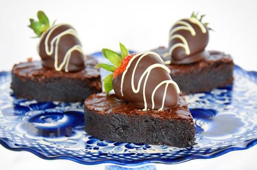 Çikolata kaplı çilek ile kalp brownie tarifi