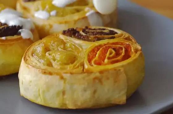 Komşularınızı kıskandıracak üç renkli börek!