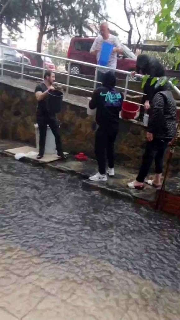 Marmarada kuvvetli yağış Tekirdağda caddeler göle döndü, Çanakkalede balıkçı teknesi battı... Meteorolojiden yeni uyarı geldi