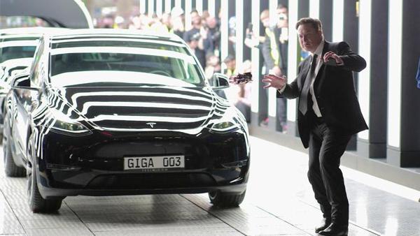 Elon Muska şok Tesla hisseleri sert düştü...