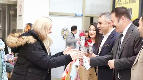 İranlı turistlere çiçekli karşılama
