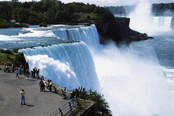Man survives plunge over Niagara Falls