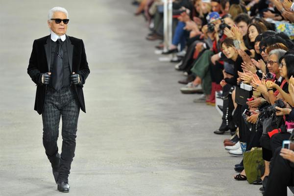 Designer Karl Lagerfeld at 85 (probably) – DW – 09/10/2018