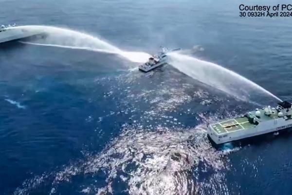 Philippine, Chinese vessels in face-off
