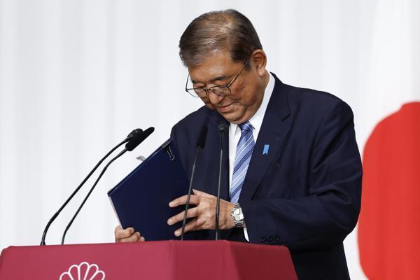 Bruised Japan PM scrambles for support