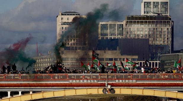 Londrada 300 bin kişi Filistin ile dayanışma yürüyüşüne katıldı