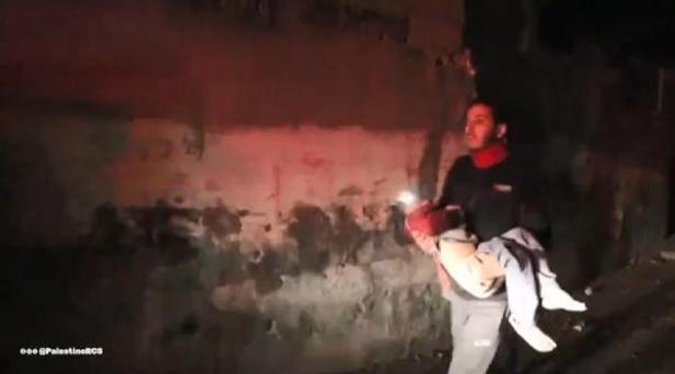 Filistin Kızılayı ekiplerinin saldırı bölgesinden yaralıları taşıdığı anlar kamerada