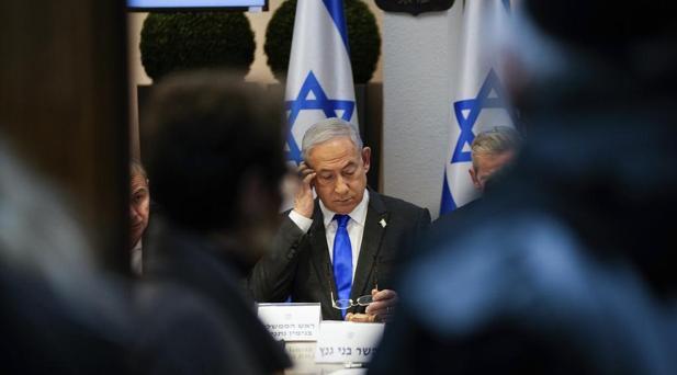 Netanyahuya peş peşe istifa çağrıları