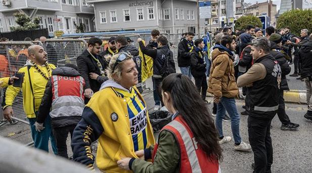 FENERBAHÇELİ TARAFTARLAR STADA MONEY