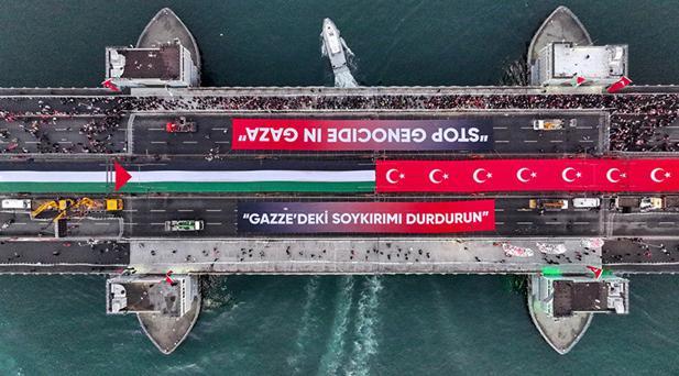 GALATA KÖPRÜSÜNDE DEVASA BAYRAK