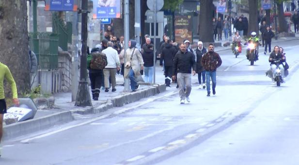Les citoyens se rendent au travail à pied