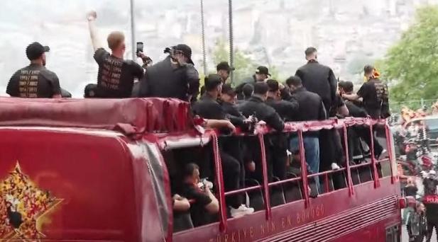 ÜSTÜ AÇIK OTOBÜSLE YOLA ÇIKTILAR