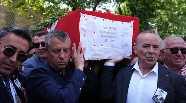 FERDİ ZEYREK’İN NAAŞI HATUNİYE CAMİ’SİNE GETİRİLDİ