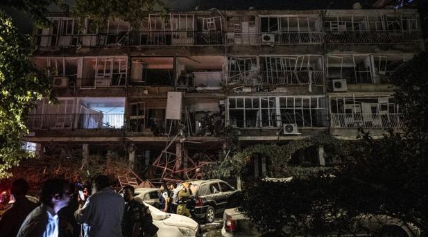 İran füzeleri sonrası İsrailin Bat Yam kentinde ağır hasar