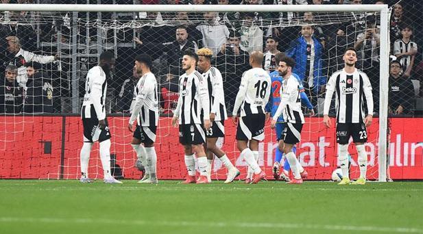 BEŞİKTAŞ MIDFIELD FALLS LEAVES