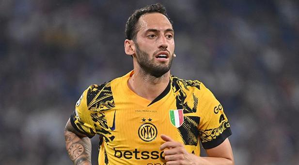 GALATASARAYIN HAKAN ÇALHANOĞLU TEKLİFİ ORTAYA ÇIKTI