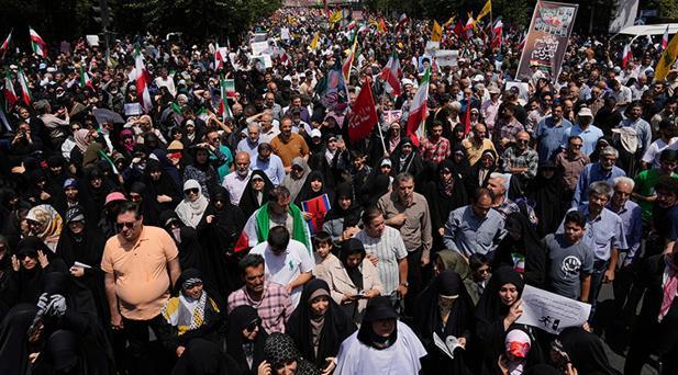 Tahranda halk öfkeli: Kahrolsun Amerika