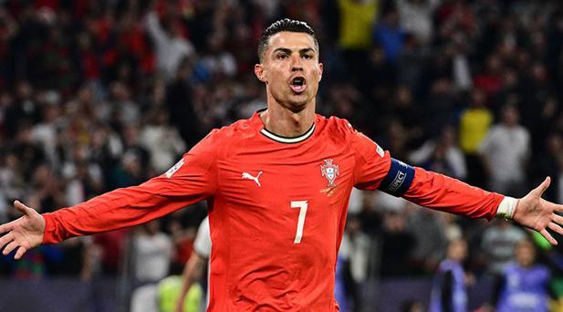 RONALDO İMZALIYOR