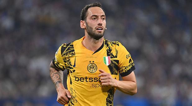 HAKAN ÇALHANOĞLU, GALATASARAY İÇİN GEMİLERİ YAKTI